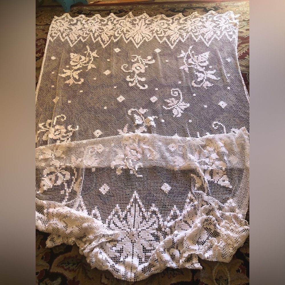 VTG Handmade Filet Crochet Lace Tablecloth Motif 65 X100”Ecru